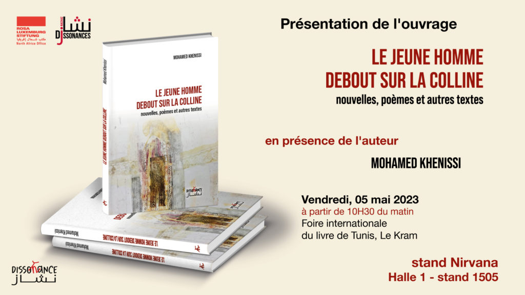 Le jeune homme debout sur la colline